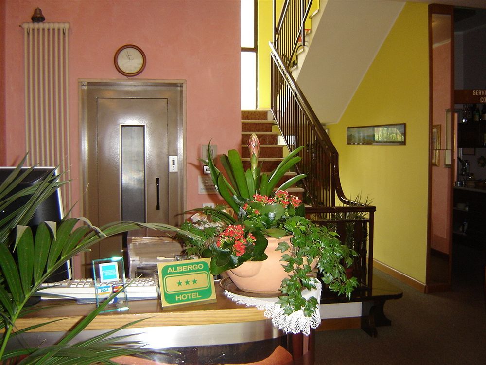 Hotel Meuble Moderno 라베노-몸벨로 외부 사진